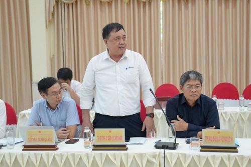 Phó Tổng giám đốc EVNSPC Đoàn Đức Hưng báo cáo những khó khăn và đề xuất kiến nghị tại buổi làm việc giữa Bộ Công thương, EVN và UBND tỉnh Tây Ninh.
