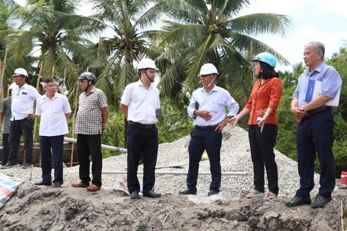 Phó Tổng giám đốc EVNSPC Bùi Quốc Hoan (chính giữa) có mặt tại TP Cần Thơ để kiểm tra, đôn đốc tiến độ các dự án điện trên địa bàn thành phố.