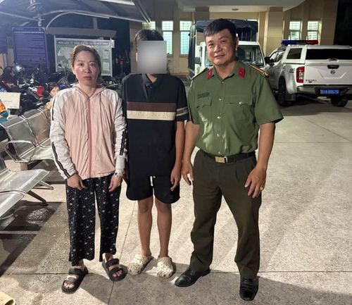  Công an phường bàn giao em P.D.A cho gia đình. 