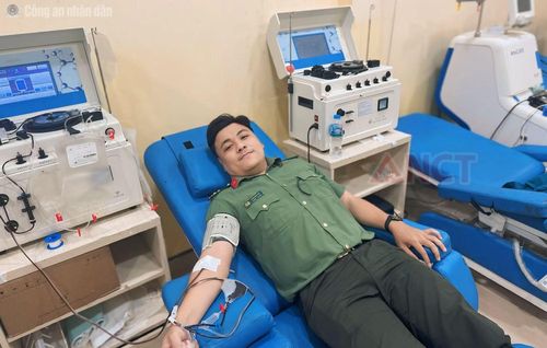 Thượng úy Trần Văn Phú hiến tiểu cầu tại Bệnh viện Đa khoa Kiên Giang để cứu người bệnh.