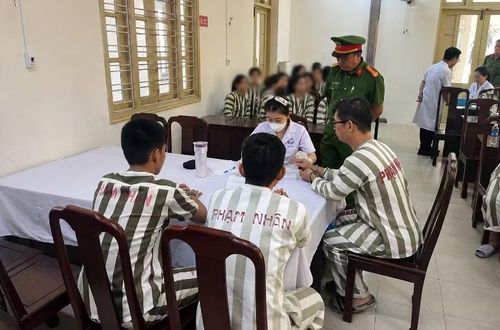 Các phạm nhân tại Trại tạm giam Công an TP Huế được dạy pha chế thức uống và kiểm tra sức khỏe y tế.