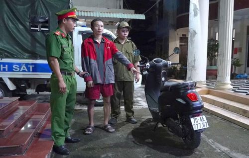 Đối tượng Nguyễn Văn Thành cùng xe máy điện khi bị bắt giữ.