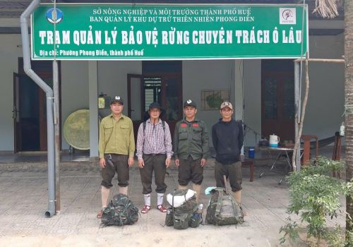 Ông Nguyễn Đắc Tiến, Trạm trưởng Trạm quản lý bảo vệ rừng chuyên trách Ô Lâu (góc trái) cùng đồng đội lên đường hỗ trợ xác minh thông tin, tìm kiếm phần mộ các liệt sĩ tại điểm cao 407.