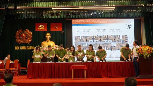 Chủ đầu tư dự án tại phường Khương Đình, Hà Nội báo cáo tiến độ thi công công trình và đại diện CBCS tham gia bốc thăm vị trí căn hộ kiểm tra phiếu bốc thăm.