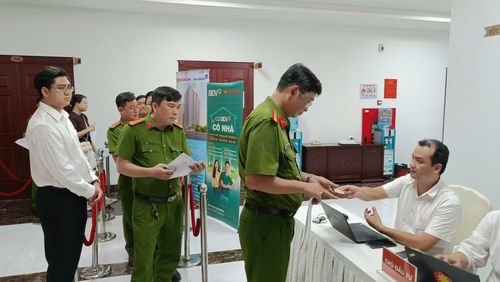 CBCS tham gia bốc thăm vị trí căn hộ dự án nhà ở cho CBCS CAND tại phường Đông Hưng Thuận, TP Hồ Chí Minh, ngày 23/5/2026.