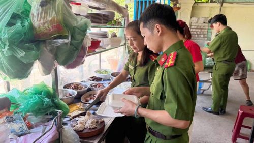 Đoàn viên, thanh niên và hội viên phụ nữ Công an xã Đông Giang hăng hái tham gia chuẩn bị “Nồi cháo chiến sĩ”.