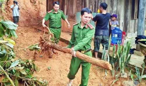 Lực lượng Công an xã Đông Giang xung kích tuyến đầu, hỗ trợ nhân dân ứng phó mưa lũ, sạt lở đất.