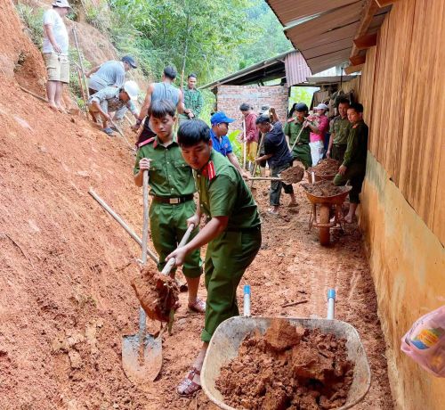 Công an xã Đông Giang hỗ trợ người dân khắc phục sạt lở đất do mưa lớn kéo dài.