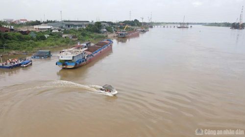 Cảnh sát đường thủy Hà Nội tuần tra kiểm soát trên sông Hồng.
