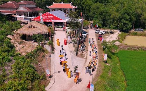 Nhìn từ trên cao, đoàn diễu hành dâng lễ nối dài quanh khuôn viên Chùa Phổ Lại trong ngày khai mạc Pháp hội Quan Âm 2026.