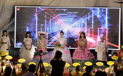 Các em thiếu nhi trình diễn những bộ trang phục tái chế, lan tỏa thông điệp bảo vệ môi trường và lối sống xanh trong đêm văn nghệ cúng dường tại Pháp hội Quan Âm 2026.