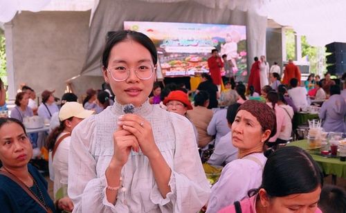 Em Nguyễn Thị Gia Mỹ, sinh viên đến từ tỉnh Lâm Đồng, chia sẻ cảm nhận sau khi tham dự Pháp hội Quan Âm 2026 tại Chùa Phổ Lại.