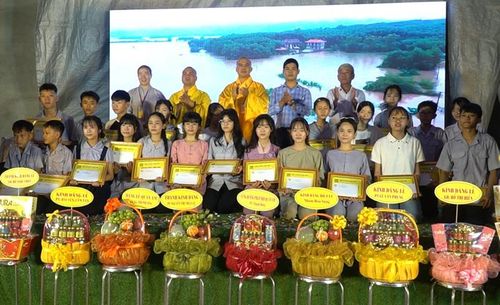 Ban Tổ chức trao 25 suất học bổng cho học sinh có hoàn cảnh khó khăn, vượt khó học giỏi trong khuôn khổ Pháp hội Quan Âm 2026 tại chùa Phổ Lại.