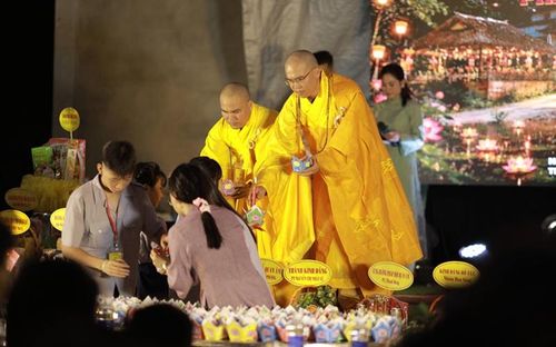 Đại đức Thích Trung Hiếu cùng chư tăng ni lễ truyền đăng cho phật tử trước nghi thức cầu nguyện trong đêm hoa đăng tại Pháp hội Quan Âm 2026.