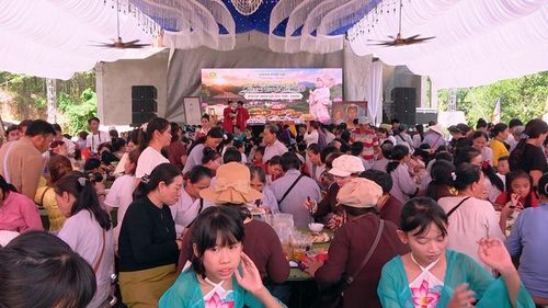 Chương trình buffet chay "Gieo Hạnh Từ Bi" với hơn 40 món ăn phục vụ hàng trăm Phật tử và người dân tham dự Pháp hội Quan Âm 2026.