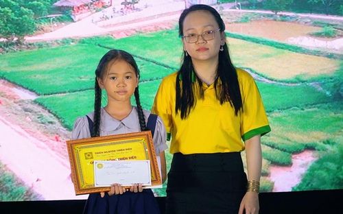 Em Lại Thanh Khánh Linh nhận suất học bổng đặc biệt trị giá 1 triệu đồng do Ban Tổ chức Pháp hội Quan Âm 2026 trao tặng nhằm động viên tinh thần vượt khó, hiếu học.