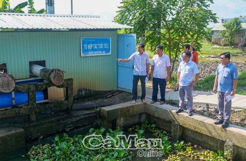  Cán bộ phòng Kinh tế xã Vĩnh Thanh kiểm tra, vận hành trạm bơm phục vụ cấp, thoát nước cho vùng sản xuất.
