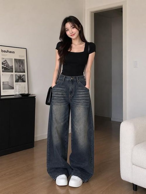 Jeans ống suông và áo thun ôm nhẹ tạo hiệu ứng "hack" dáng. (Ảnh: Minh họa)