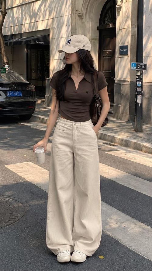 Áo thun màu pastel mang đến vẻ ngoài tươi tắn, trẻ trung. (Ảnh: Pinterest)