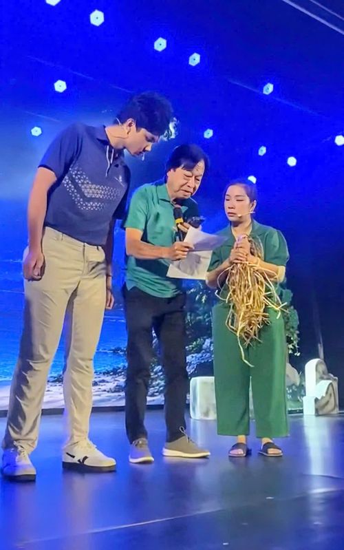 NSND Trần Ngọc Giàu đồng hành cùng vở diễn trong vai trò cố vấn nghệ thuật, góp phần hoàn thiện chất lượng chuyên môn trước khi công diễn (Ảnh: Sân khấu kịch Cầu Vồng)