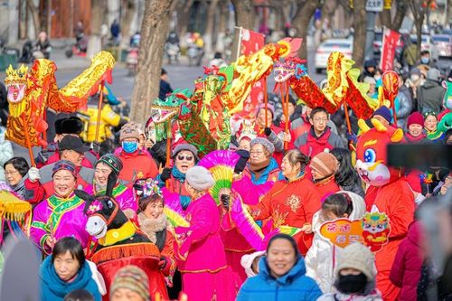 Tại Trung Quốc, nói chuyện to thể hiện sự nào nhiệt, tươi vui. (Ảnh: CNBC)