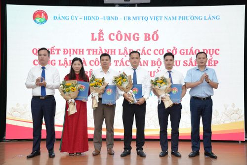 Lãnh đạo phường Láng trao quyết định thành lập Trường Liên cấp Huỳnh Thúc Kháng. Ảnh: Phạm Mạnh