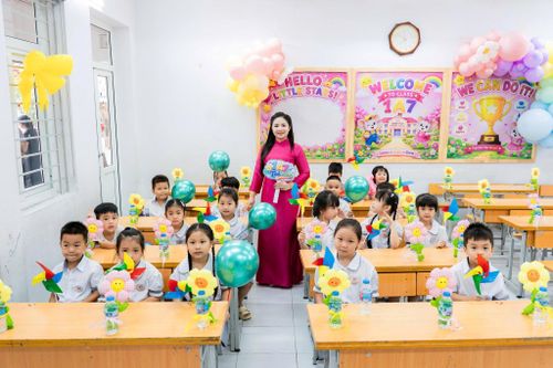 Cô và trò Trường Tiểu học Vĩnh Tuy (phường Vĩnh Hưng) sẵn sàng đón năm học mới. Ảnh: Lê Nguyễn