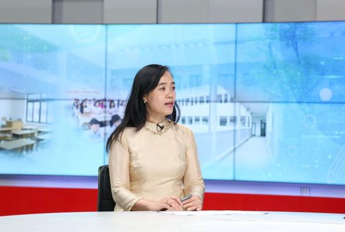 Nhà giáo Vũ Hạnh Nguyên, Hiệu trưởng Trường THCS Chu Văn An, phường Tây Hồ trao đổi tại Chương trình. Ảnh: Thanh Hải