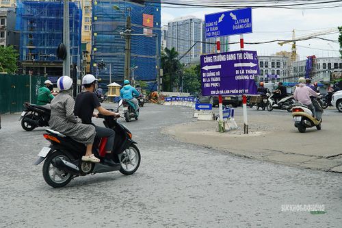 Giao thông được phân luồng qua khu vực công trường đang thi công. Ảnh: T.Anh