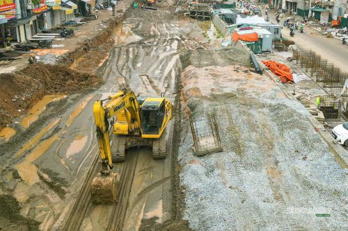 Máy móc được huy động xử lý nền đường trên công trường. Ảnh: T.Anh