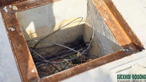 Hố kỹ thuật điện, viễn thông bị gãy, vỡ hoặc mất nắp. Ảnh: Ngọc Hưng.