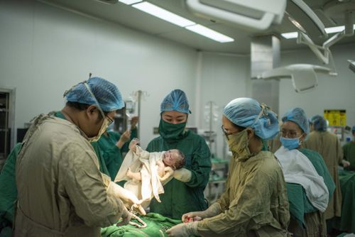 BS.Vũ Ngân Hà cùng ê-kíp chào đón 1 trong 35 em bé ra đời trong ngày nghỉ.