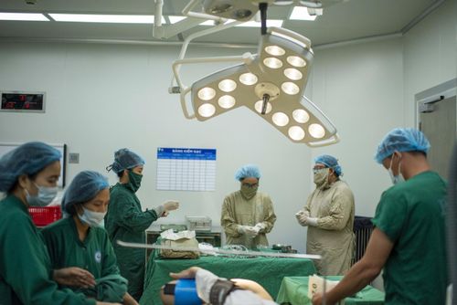 BS. Vũ Ngân Hà cùng ê-kíp phẫu thuật đang chuẩn bị thực hiện ca phẫu thuật.
