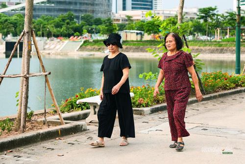 Người cao tuổi đi bộ, tập thể dục ven hồ. Ảnh: T. Anh