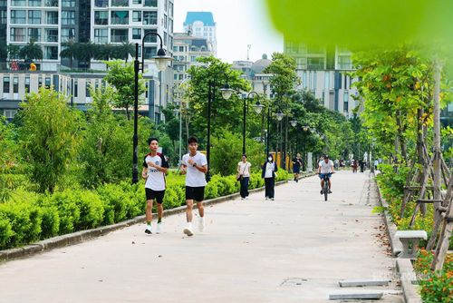 Người dân chạy bộ, đạp xe trên đường dạo.Ảnh: T. Anh