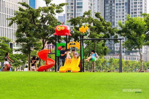 Khu vui chơi trẻ em giữa thảm cỏ xanh. Ảnh: T. Anh