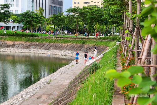 Đường dạo sát mặt nước thu hút người dân. Ảnh: T. Anh