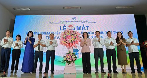 Lãnh đạo UBND TP Hà Nội tặng hoa chúc mừng.