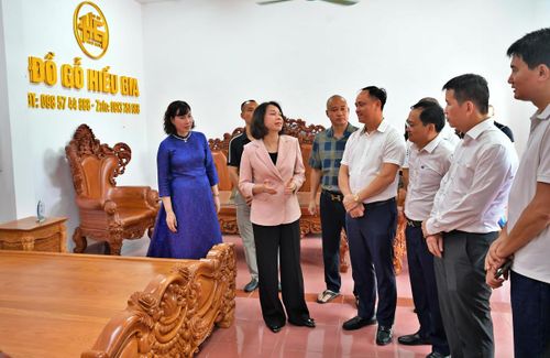 Phó Chủ tịch UBND TP Hà Nội Vũ Thu Hà cùng các đại biểu tham quan không gian giới thiệu sản phẩm làng nghề mộc Vạn Điểm.