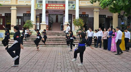 Các đại biểu tham quan khu thể thao, tìm hiểu mô hình tổ chức hoạt động tại thiết chế văn hóa cơ sở. 