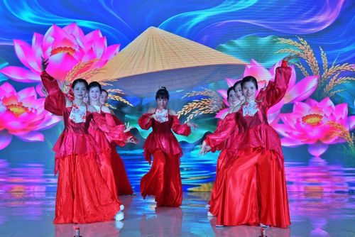 Các câu lạc bộ văn nghệ biểu diễn chào mừng lễ ra mắt mô hình thí điểm.