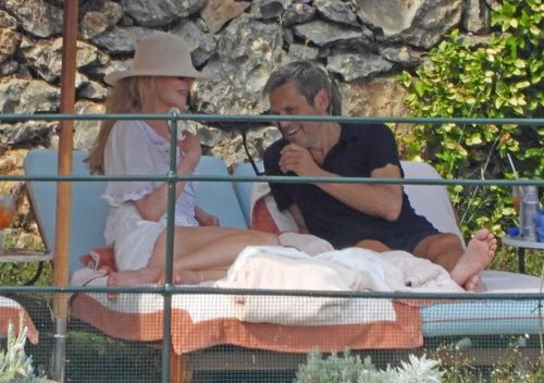 Nicole Kidman được bắt gặp trò chuyện thân mật với Michael Reinstein trong kỳ nghỉ tại Italy. Ảnh: Backgird.