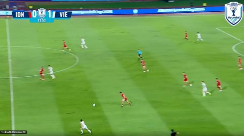  Hàng thủ Indonesia thường xuyên mất vị trí và thiếu sự liên lạc trước các pha chuyển trạng thái của Việt Nam. 