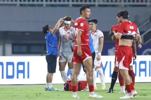  Indonesia cầm bóng nhiều trong hiệp hai nhưng những đường chuyền vội vã không thể phá vỡ hàng phòng ngự Việt Nam. Ảnh: Minh Chiến. 