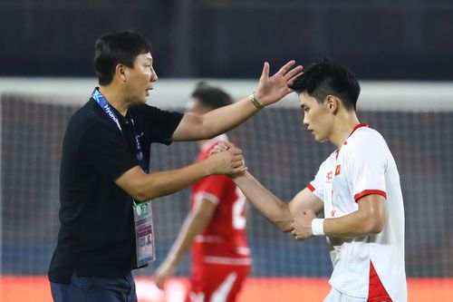 Đình Bắc được HLV Kim Sang-sik xoa đầu động viên sau trận. Họ có xích mích nhỏ với nhau ở trận gặp Singapore nhưng dường như đã xử lý xong với nhau.