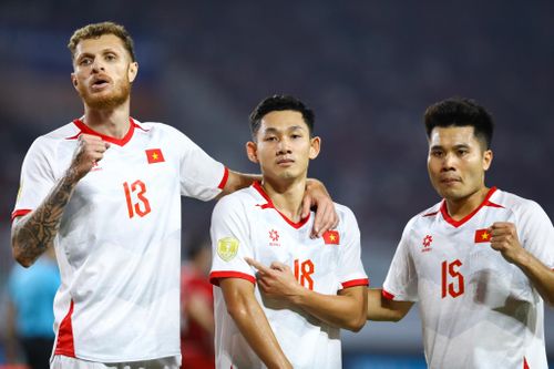  Các cầu thủ dự bị cũng đã chơi rất tốt khi được tạo cơ hội trước Indonesia. Nguyễn Hai Long ghi bàn nâng tỷ số lên 2-0 và ăn mừng bằng cách chỉ tay vào logo màu vàng bên tay áo phải, ám chỉ Việt Nam mới đang là đương kim vô địch của giải. Ở ASEAN Cup 2024, chính Hai Long là người ghi bàn quyết định, mang về chức vô địch Đông Nam Á thứ ba trong lịch sử cho bóng đá Việt Nam. 