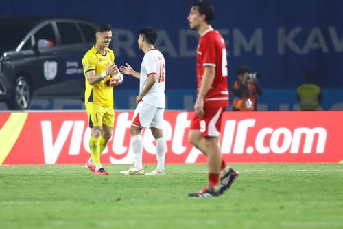  Hàng thủ tuyển Việt Nam đang cho thấy phong độ đặc biệt ấn tượng khi chưa để thủng lưới bàn nào sau 3 trận. Lê Giang Patrik và đồng đội hiện sở hữu cả hàng công (10 bàn) lẫn hàng thủ mạnh nhất giải. 