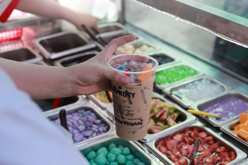Trà sữa của quán nổi bật với nhiều loại topping đa dạng. Ảnh: Minh Toản.