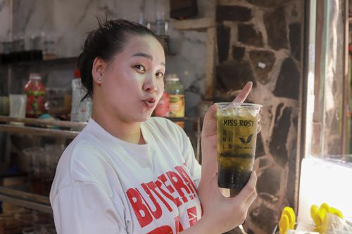 Chủ quán trà sữa nổi tiếng với loạt video "than ế". Ảnh: Minh Toản.