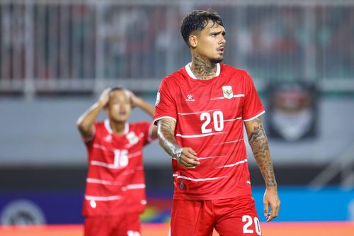  Trung vệ Pattynama không thể giúp tuyển Indonesia tránh khỏi 3 bàn thua. Ảnh: Minh Chiến. 